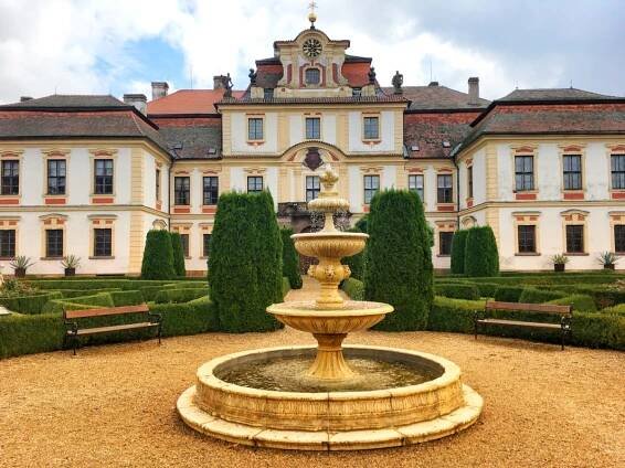 Zámek Jemniště – Couráme se – profesionální průvodce Prahou