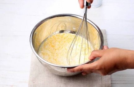 Rozklepněte vejce do vařícího mléka a nechte ztvrdnout v lednici. Dostanete skvělý sýr - AAzdraví.cz