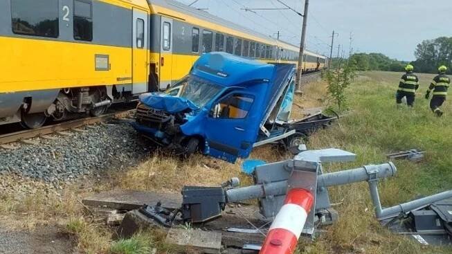 Srážka vlaku a dodávky na Orlickoústecku. Nehoda zablokovala hlavní železniční koridor