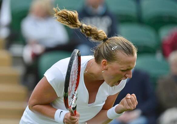 Kvitová pod ručníkem a skolený Nadal. Wimbledon začal