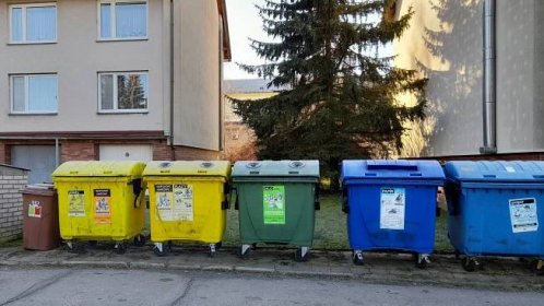 Kontejnery na tříděný odpad (Kontejnery na tříděný odpad) • Mapy.cz