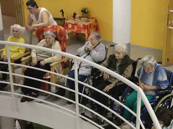 Česko zpívá koledy probíhá v Kroměříži tradičně v tamním Domově pro seniory u Moravy: 14. prosince se opět účastnily desítky lidí, kteří si rádi zazpívali s pomocí sboru Arcibiskupského gymnázia.