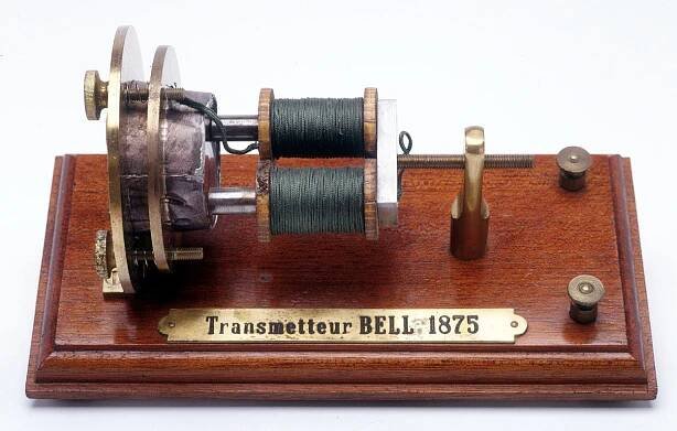 "Slyšel jsem vás!" Před 145 lety si Bell podal patent na telefon, skončilo to u soudu