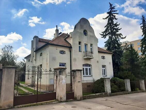 Strašnice: čtvrť vil slavných herců a luxusního bungalovu, z něhož prchl Karel Gott