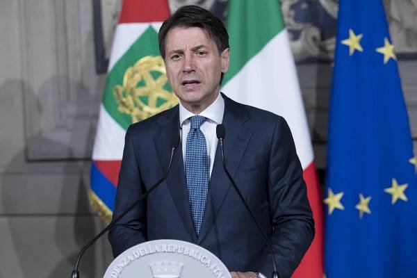 „Naprosté plýtvání penězi“: bývalý italský premiér Conte se ohrazuje proti plánům EU na zbrojení