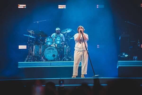 Recenze: Rádiové hity a přisprostlé vtipy. Lewis Capaldi byl v O2 areně perfektní