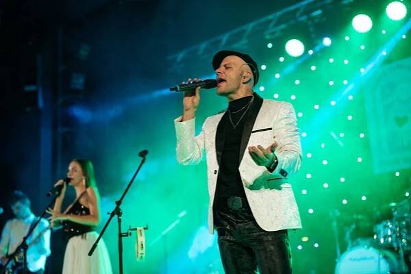 Skvělá atmosféra a spousta muziky, to byl V. reprezentační ples SZŠ ČB – Kapela SIMPLY THE SHOW