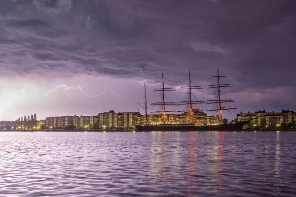 Gewitter in Wilhelmshaven, russisches Segelschulschiff Sedov am Bontekai.