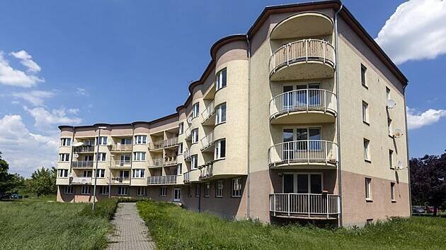 Lidé částečně financovali výstavbu družstevních bytů v Olomouci a dále platili nájem, kterým podle smluv byty spláceli. Ulice Topolová