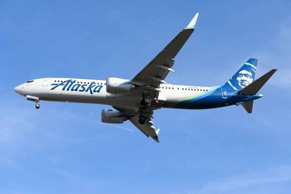 An Alaska Airlines Boeing 737-900 landing.