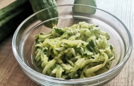 Svěží okurkový salát (jednoduchý recept)