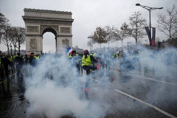 Francouzská vláda ustoupila demonstrantům, odloží zvyšování daně z pohonných hmot