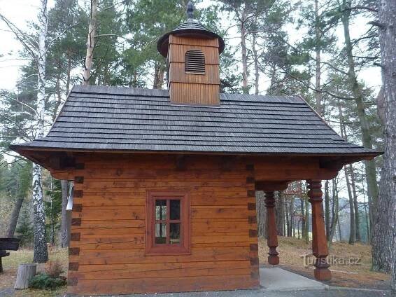 Dřevěná kaplička svatého Huberta nad Valašskou Senicí.