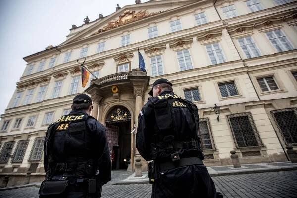 Lidé nosí před německou ambasádu v Praze svíčky