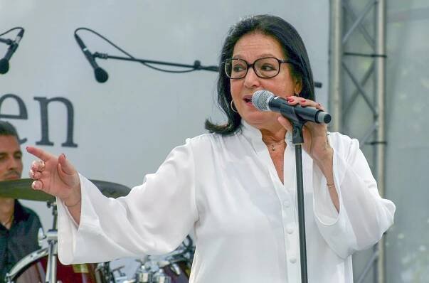 Nana Mouskouri