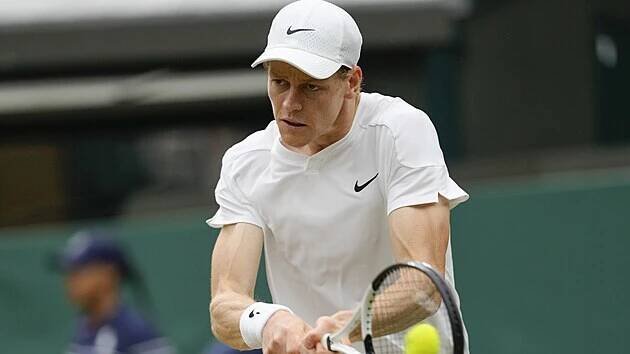Ital Jannik Sinner hraje bekhend v osmifinále Wimbledonu.