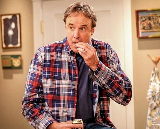Man with a Plan - Adam's Wall Hole Bowl - Z filmu - Kevin Nealon