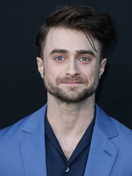 Herec Daniel Radcliffe, představitel Harryho Pottera, se rovněž pyšní modrýma očima. Paradoxně, autorka románu Harrymu přisoudila oči zelené - po matce. Daniel proto nosil kontaktní čočky, ale potýkal se s těžkou alergickou reakcí. Nakonec se proto od čoček ustoupilo.