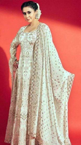 Urmila Matondkar captivates in a breathtaking series of photos
