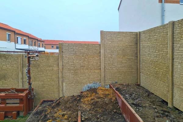Betonový plot ve svahu – Ploty Dobrý