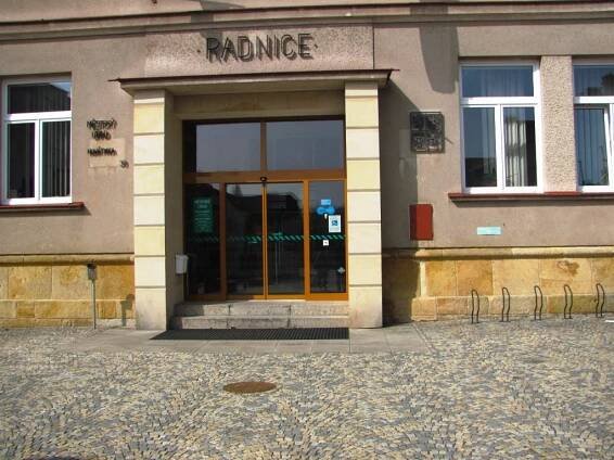 Městský úřad, Dukelské náměstí 39, Nová Paka | Život bez bariér, z.ú.