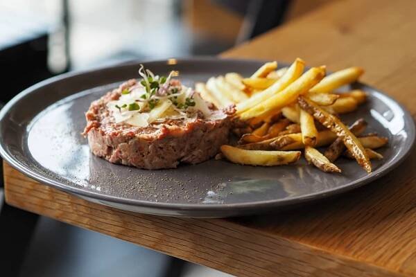 Víkendový speciál: Belgický tatarák s lanýžovou majonézou. - Panská Zahrada – Hotel a Restaurace Dobřichovice