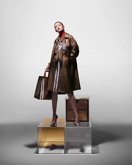 Značka Burberry poprvé do své kampaně obsadila modelku Gigi Hadid | Moda.cz