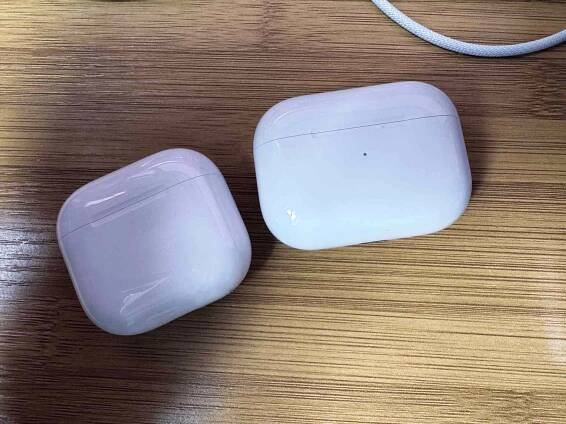 AirPods 4 and AirPods Pro charging cases