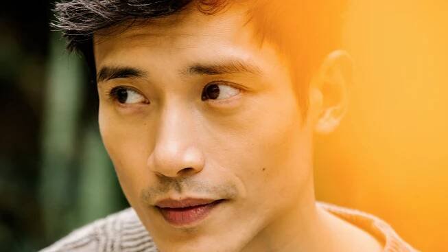 Manny Jacinto Is No Dummy—He Just Plays One on 'The Good Place'