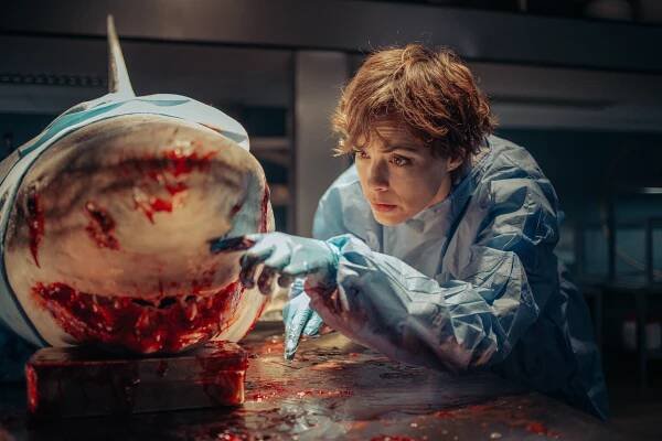 Nový žraločí horor ovládl Netflix po celém světě. Přitom je tak příšerný, že se na něj nedá dívat, kritizují do diváci