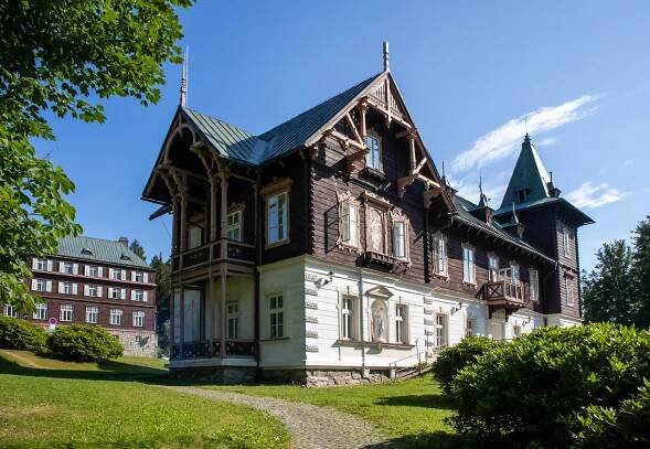 Lázně Karlova Studánka – malebná architektura a čistá příroda Jeseníků | PrimaVylety.cz