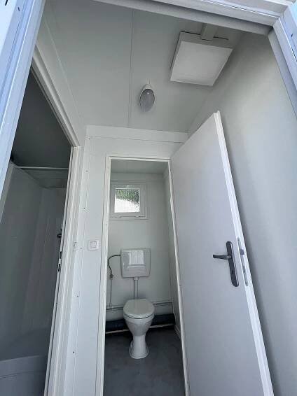 Sanitárny kontajner s wc a sprchami - TOI TOI & DIXI, s.r.o.