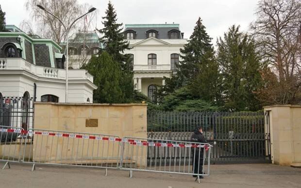 Galerie: Z Prahy zmizelo všech 123 vyhoštěných pracovníků ruské ambasády - Fotka 1 - Echo24.cz