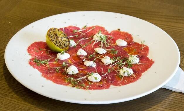 Carpaccio, steak z pravé svíčkové a karamelová hruška pro 2 osoby