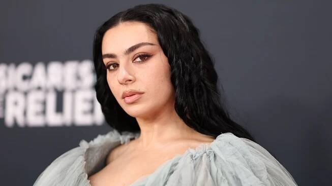Charli XCX e il suo abito da sposa da brat girl (anche se ricorda un altro celebre wedding dress)