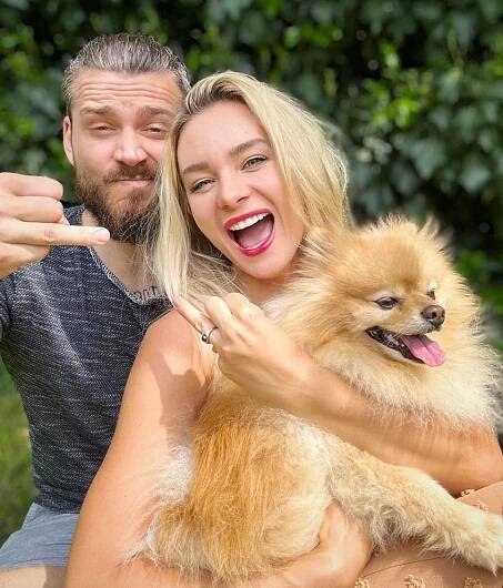 Sexbomba Mottlová se stane vdanou paní. Herečka se fanouškům pochlubila zásnubním prstenem