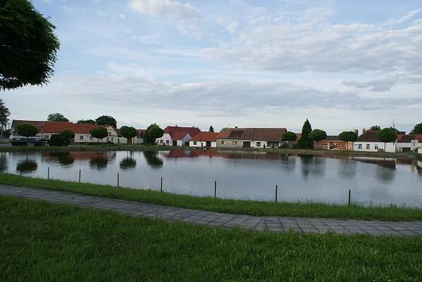 Soubor:Drahonice village common.JPG