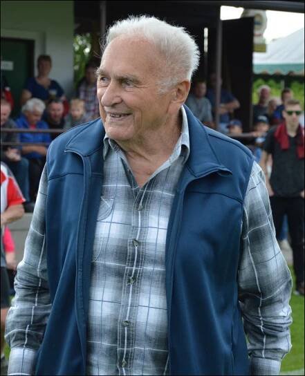 Chýnovský Josef Macháček se dožívá 90 let | Články | Jihočeský fotbal