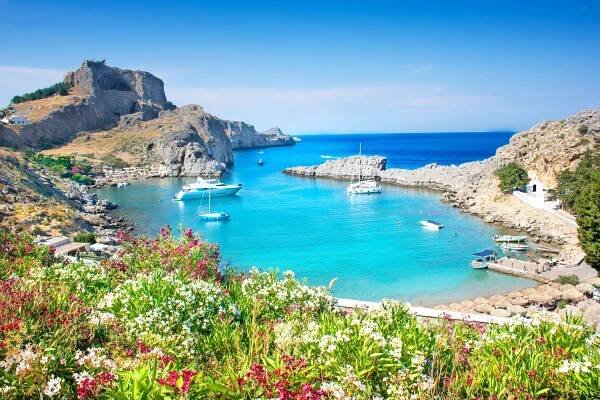lindos â panoramatický výhled na zátoku st. paul s akropolí lindos v pozadí (rhodos, řecko) - rhodos - stock snímky, obrázky a fotky