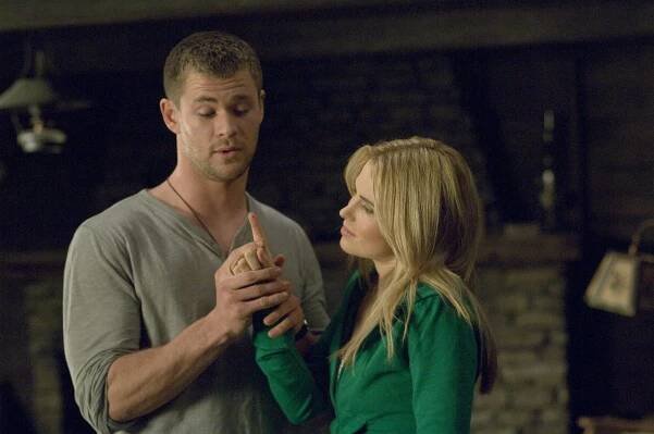 Chata v horách - Z filmu - Chris Hemsworth, Anna Hutchison