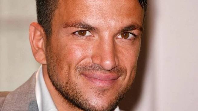 Otcem roku se stal hezoun Peter Andre, Elton John ostrouhal - Super.cz