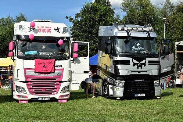 Řekla ano! Kamioňák dojal přítelkyni originální žádostí o ruku v Olomouci