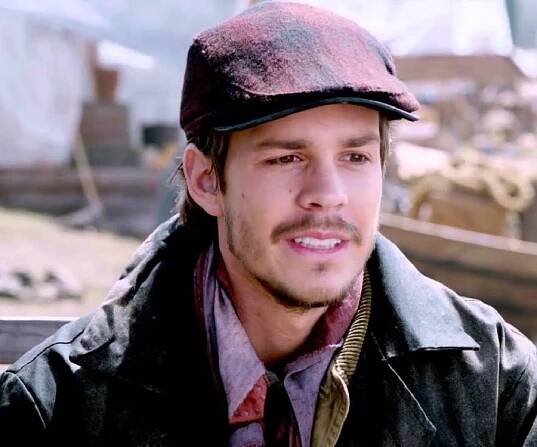 Johnny Simmons Biography - Facts, Childhood, Family Life & Achievements