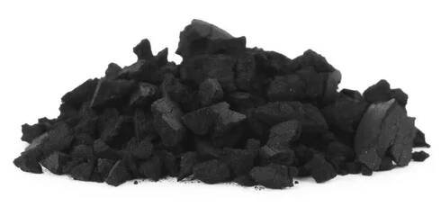 Hromada rozdrcených prášků proti aktivnímu uhlí na bílém pozadí. Silný sorbent — Stock obrázek
