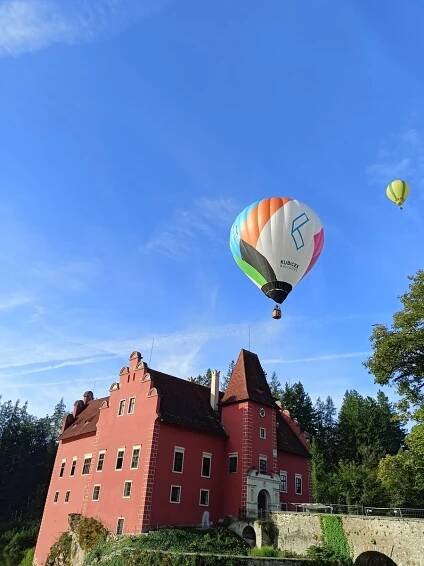 Na tuhle parádu se podívejte. Takhle pluly balóny nad Červenou Lhotou