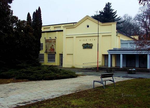 Kino Mír naproti hotelu Šarovec