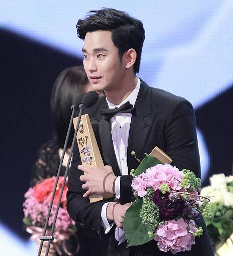 Soubor:Kim Soo-hyun 2014 PaekSang Arts Awards32 (cropped).jpg