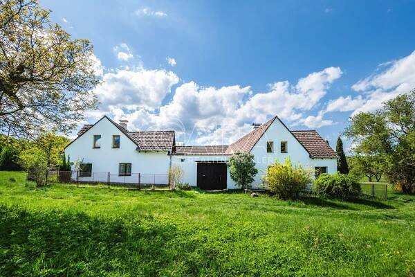 Původní statek z roku 1840 v malebné krajině v obci Chvalkov, na okraji Novohradských hor – QARA