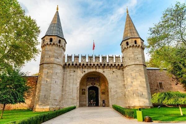 Úžasný pohled na Bránu pozdravu (střední bránu) vedoucí na druhé nádvoří paláce Topkapi v Istanbulu v Turecku.