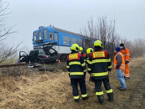 V Branicích se srazilo auto s vlakem, jeden člověk je zraněný